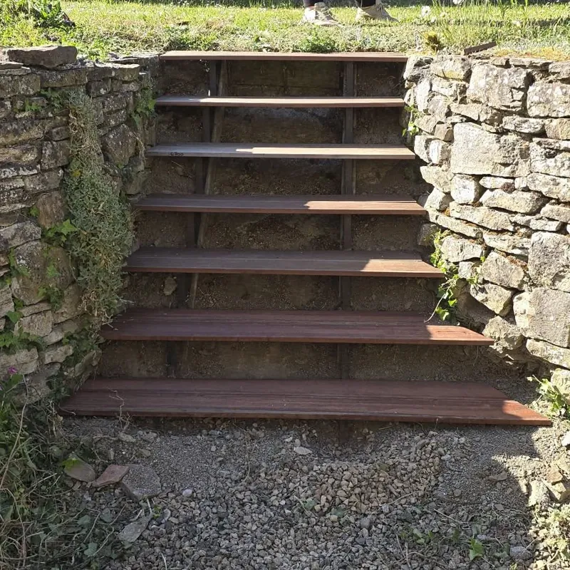 Escalier de jardin en bois entre deux murets de pierre